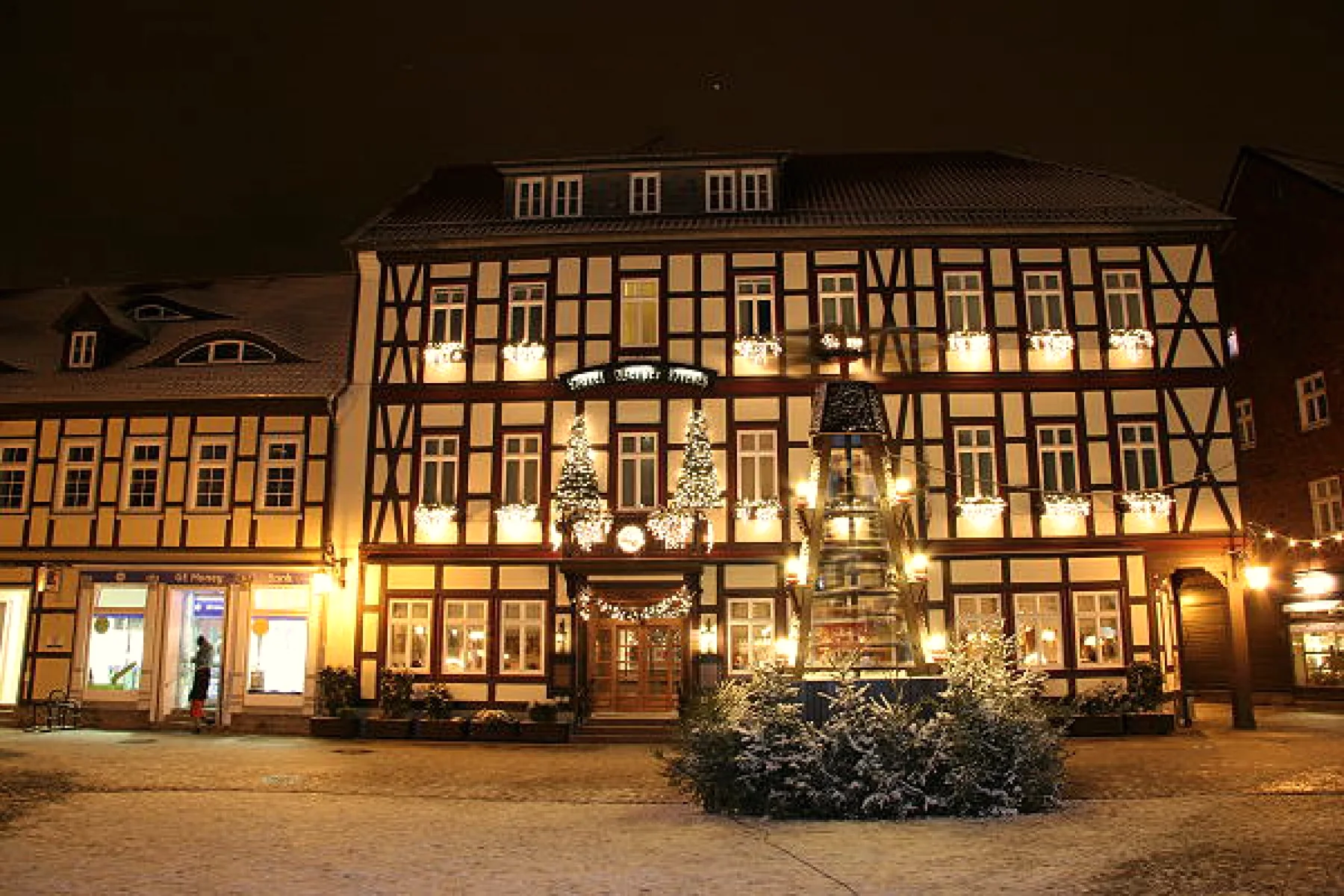 Beleuchtete Fachwerkfassade des Hotels am Abend